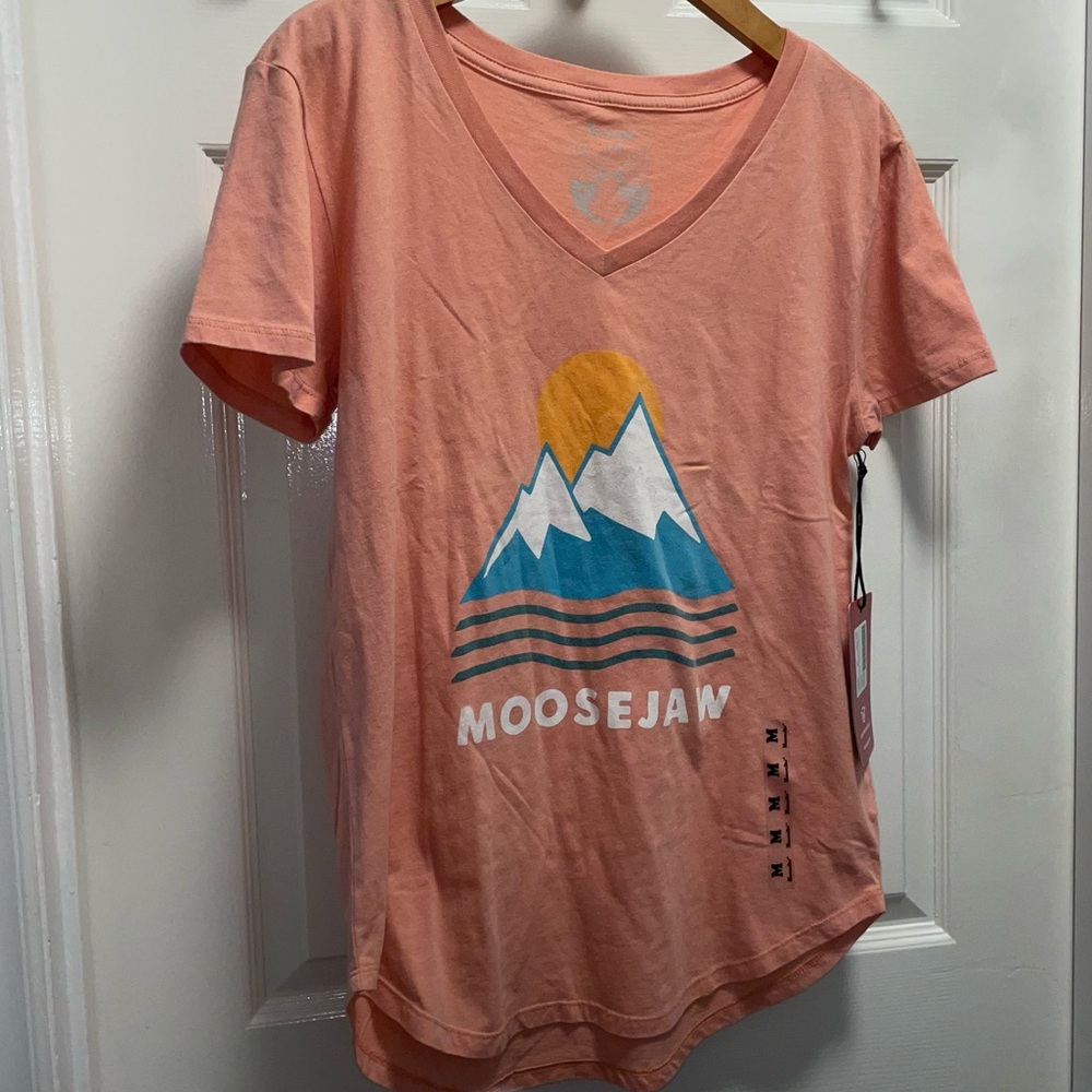 Moosejaw Mountain Camping T Shirt Large Women’s V Neck Peach NWT